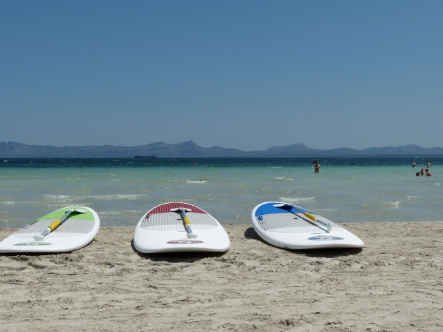 Tablas de padel frente al mar